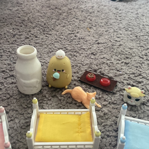 Calico Critter Bed Set and other toys - Picture 4 of 4